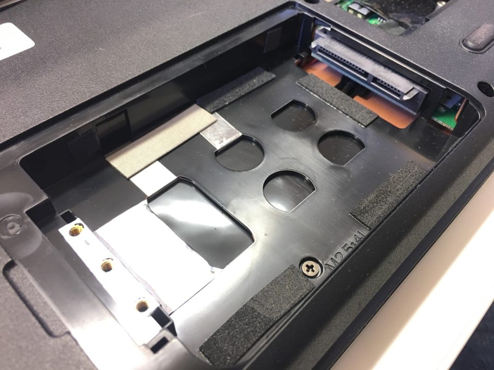 SSD Отсек для жесткого диска - в нашем случае легко доступен на нижней стороне ноутбука (здесь без жесткого диска)