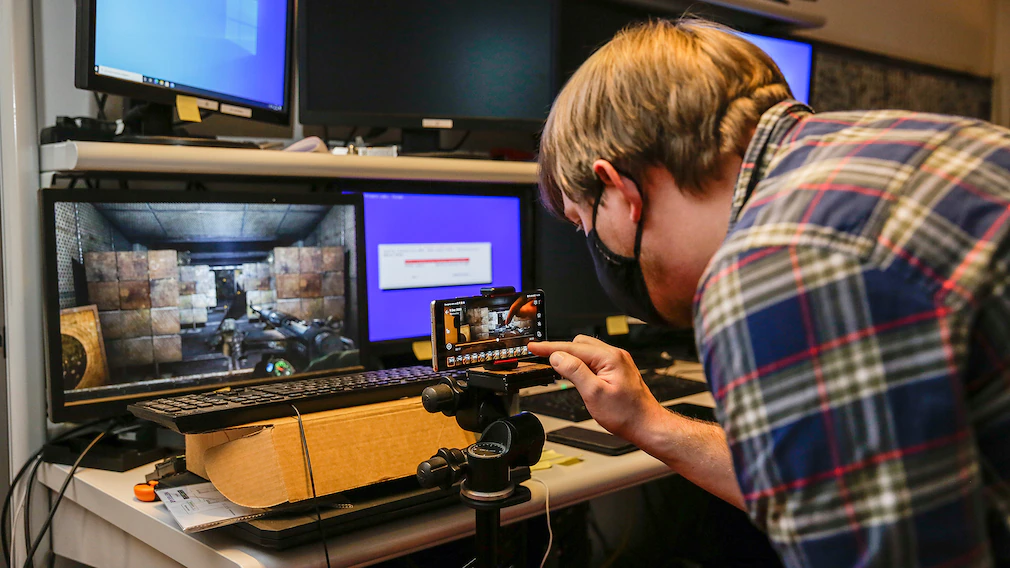В лаборатории тестировщики проверили задержку отдельных облачных игровых сервисов с помощью камеры со сверхзамедленным движением.