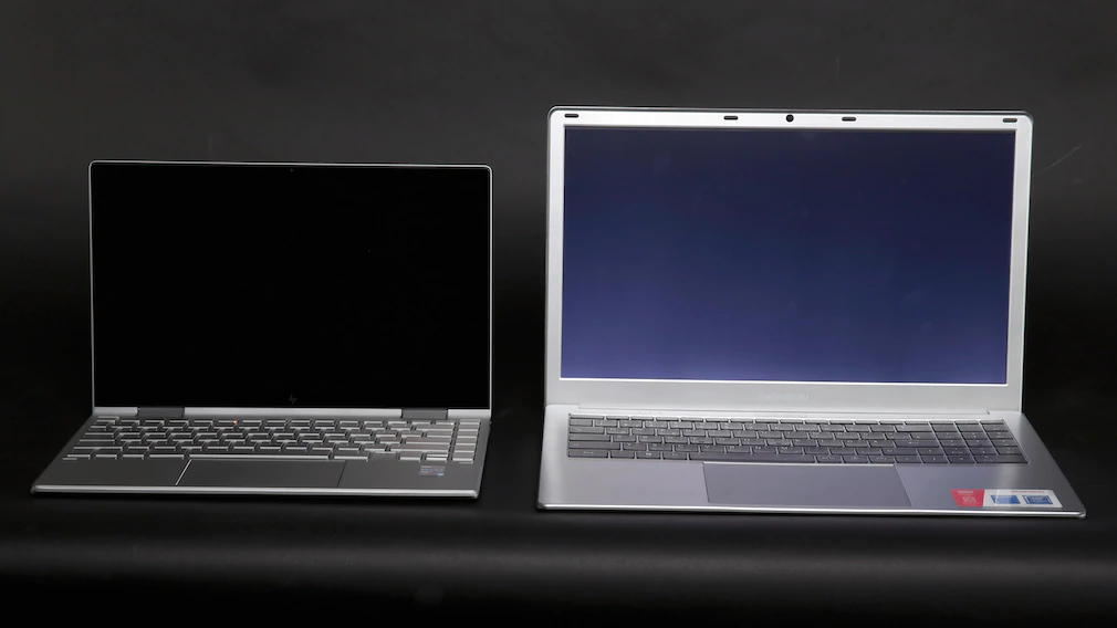 HP Envy 13 x360 (слева) демонстрирует насыщенный черный цвет на OLED-дисплее, а Thomson Neo 15 — только сине-серые пятна (справа).