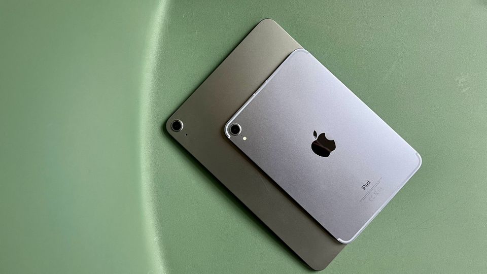 По сравнению с 11-дюймовым iPad Air iPad Mini выглядит совсем крошечным.