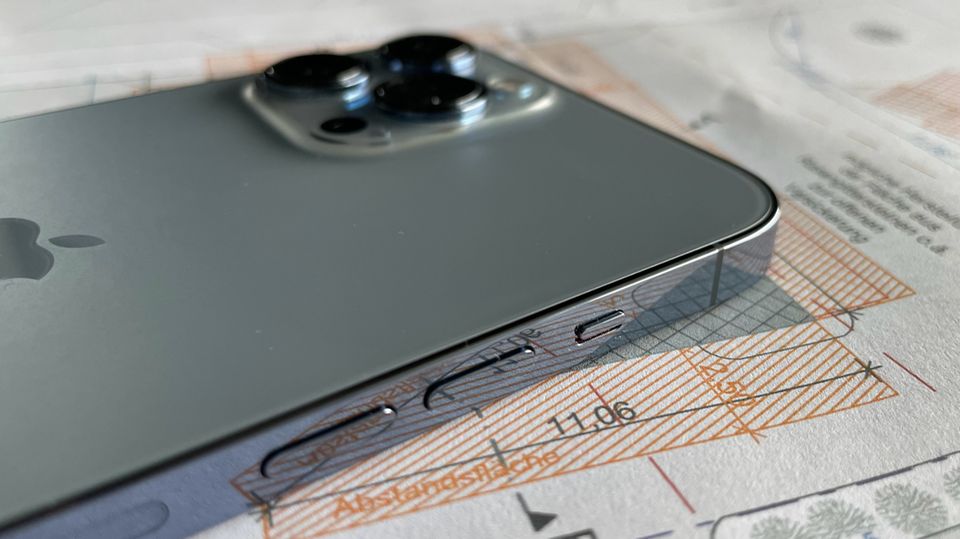 iPhone 13 Pro Max унаследовал дизайн со стильной рамкой из нержавеющей стали от своего предшественника. 