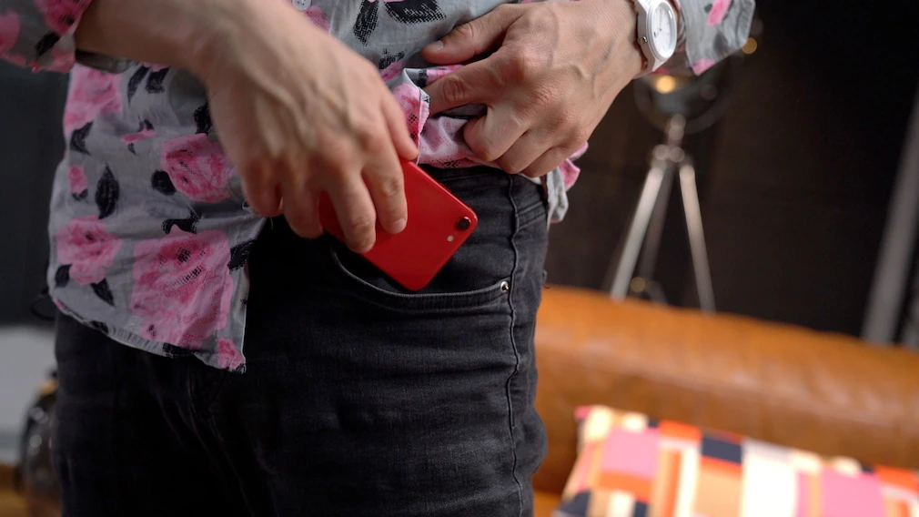 iPhone SE 2020 крошечный и помещается в любой карман джинсов.