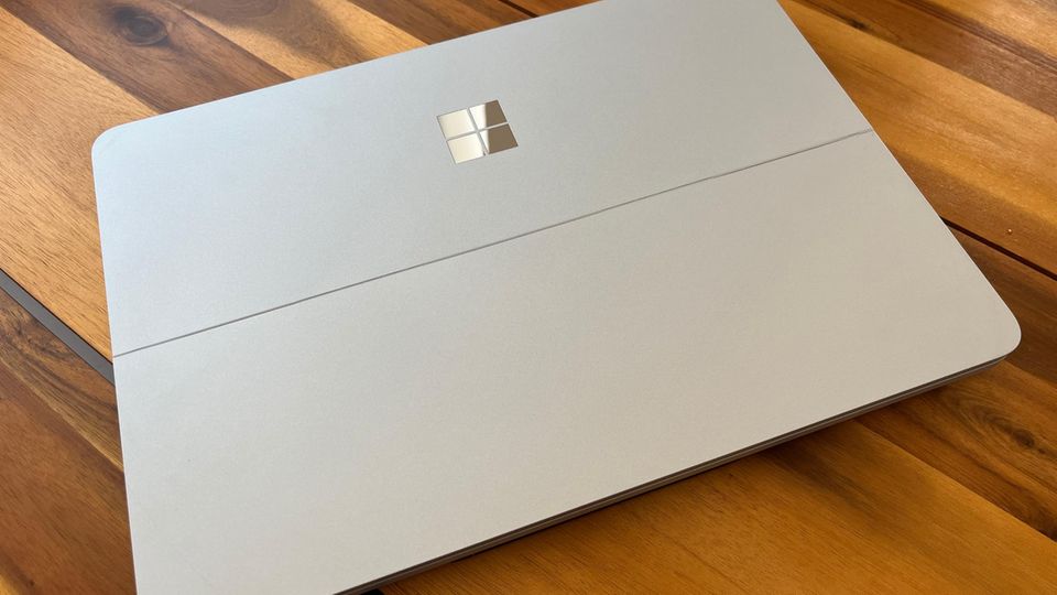 Логотип Microsoft сияет: снаружи очень хорошо видна складка шарнира, но она вписывается в общую картину.
